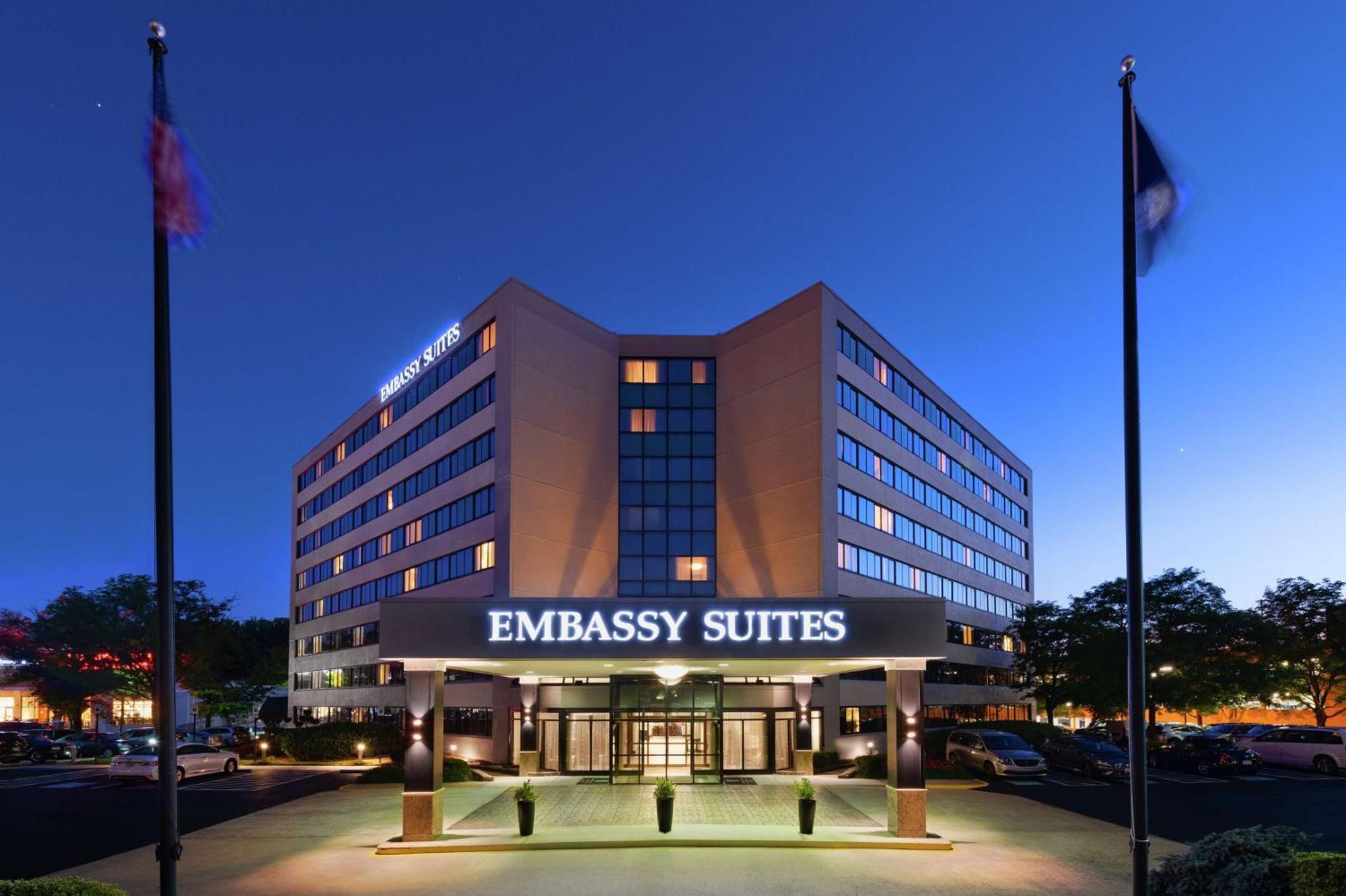 Embassy Suites Тайсонс Экстерьер фото