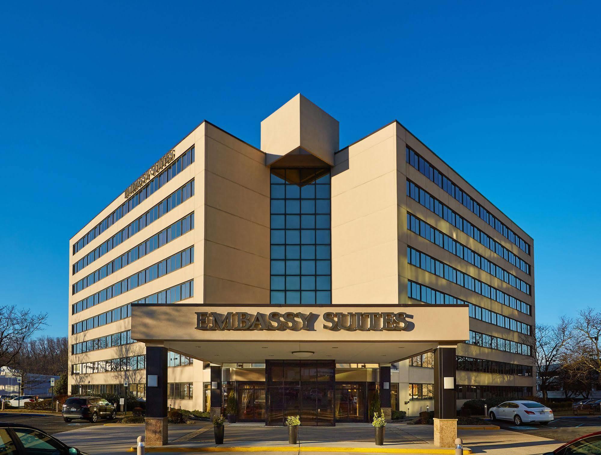 Embassy Suites Тайсонс Экстерьер фото