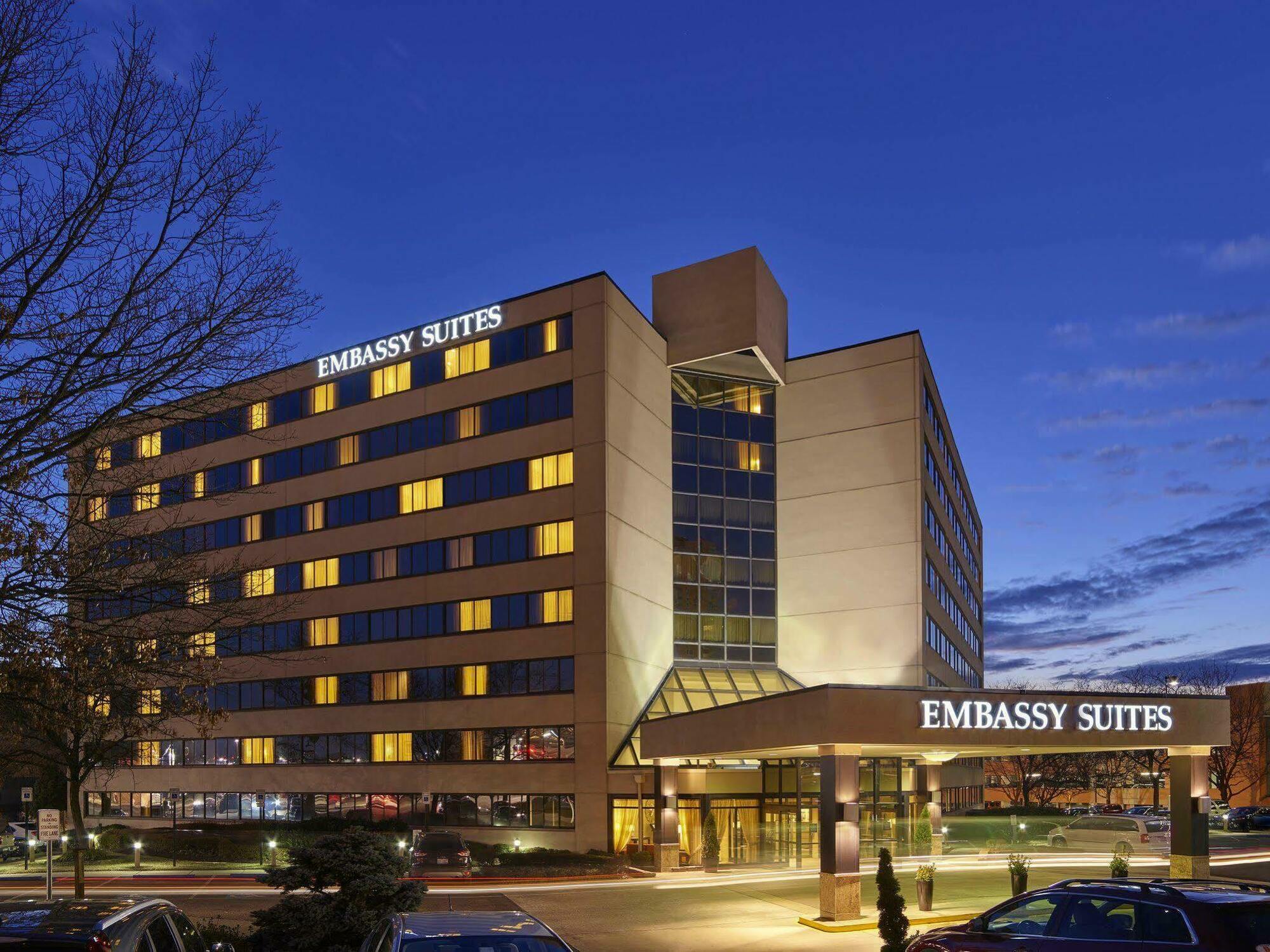 Embassy Suites Тайсонс Экстерьер фото