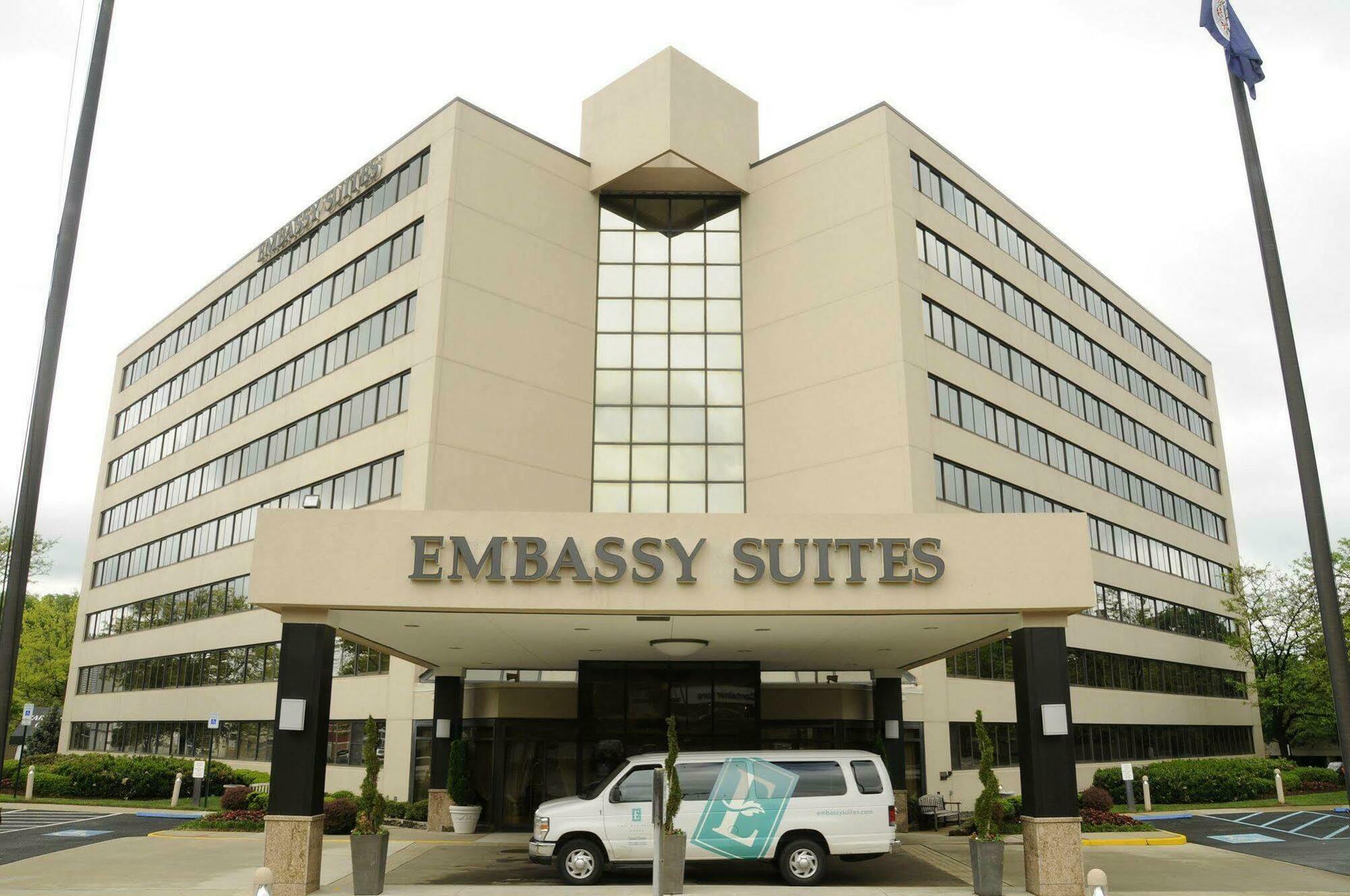 Embassy Suites Тайсонс Экстерьер фото