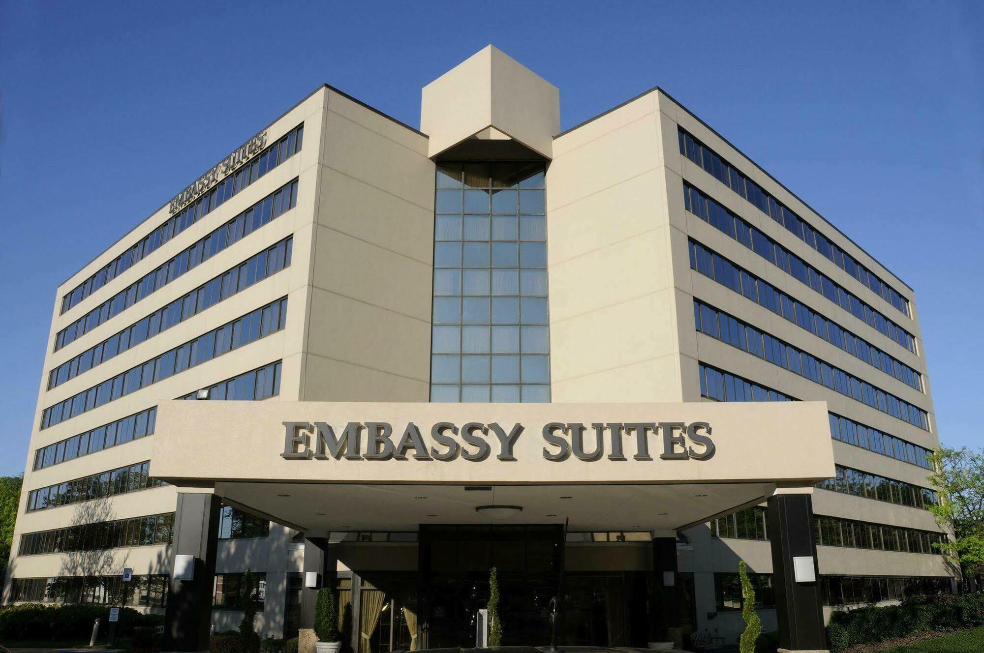 Embassy Suites Тайсонс Экстерьер фото